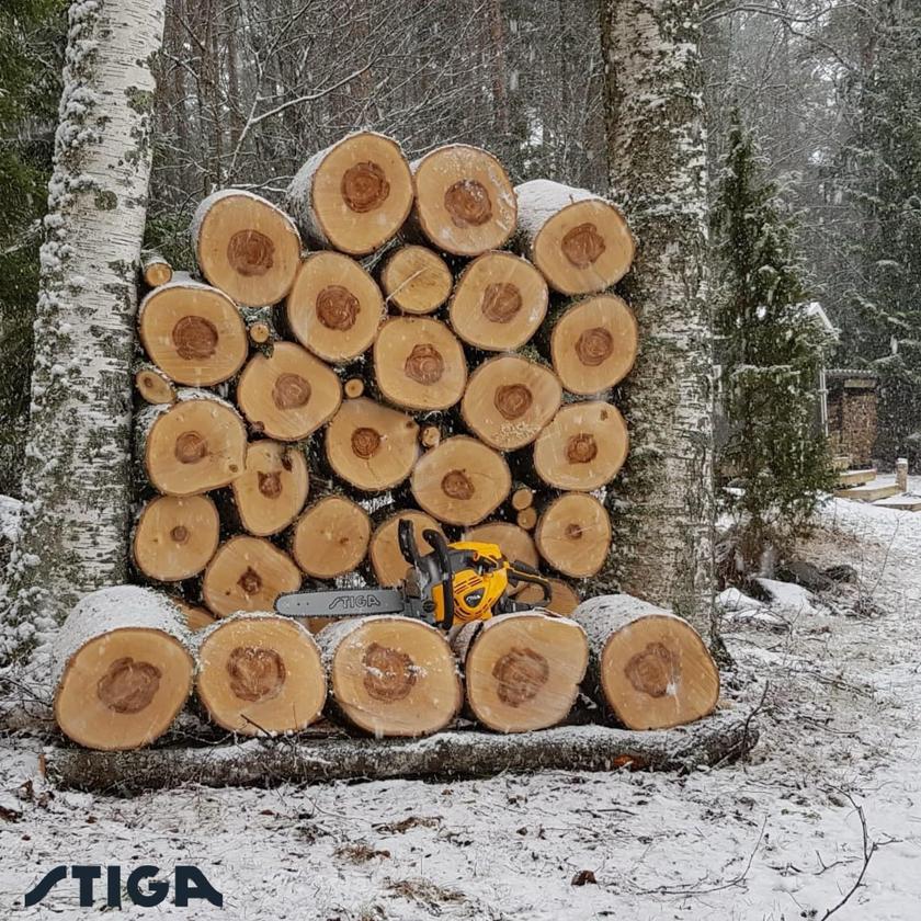 Stiga moottorisaha CS540 puupinolla